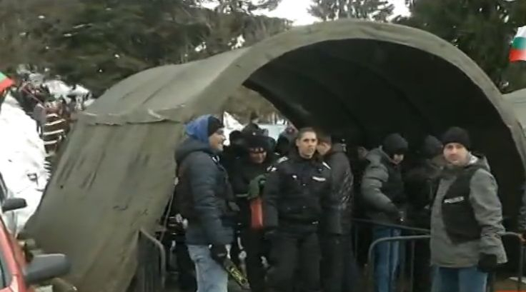 100 000 души катерят Шипка, претърсват ги щателно заради президент и патриарх (СНИМКИ)