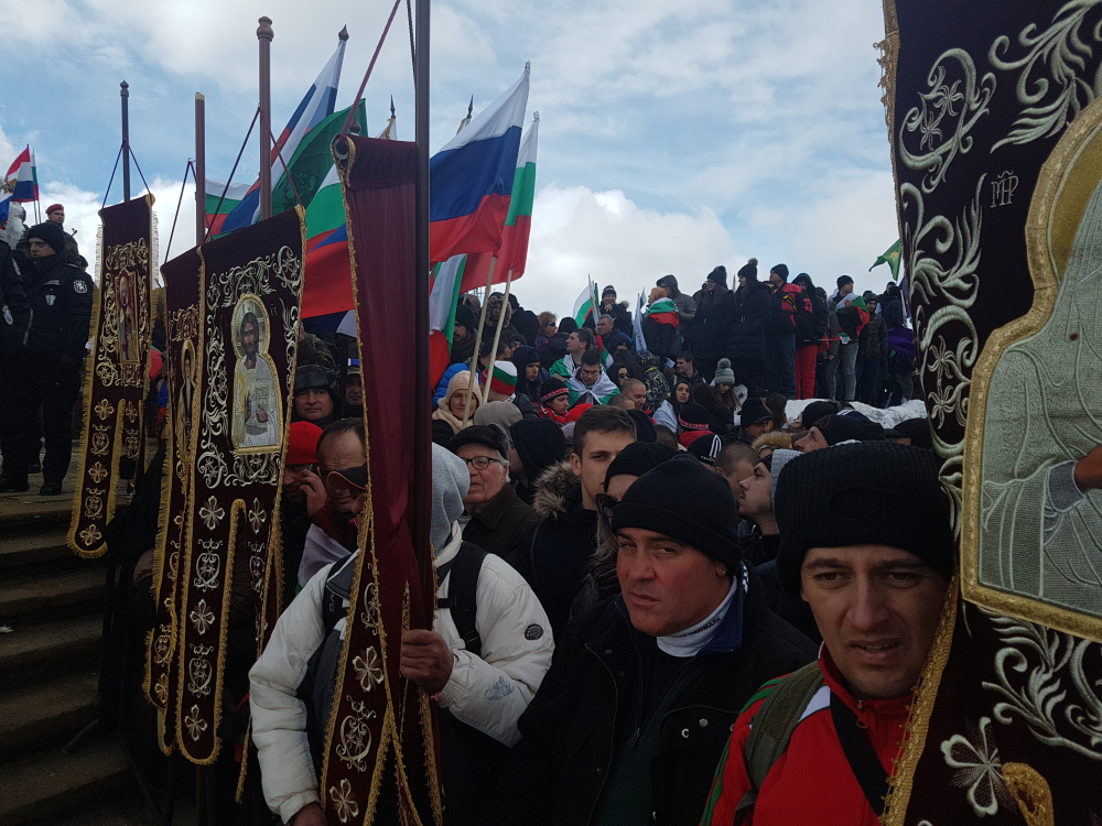 3-ТИ МАРТ ОТВИСОКО: Хиляди изкачиха връх Шипка (ВЪЛНУВАЩО ВИДЕО/СНИМКИ)