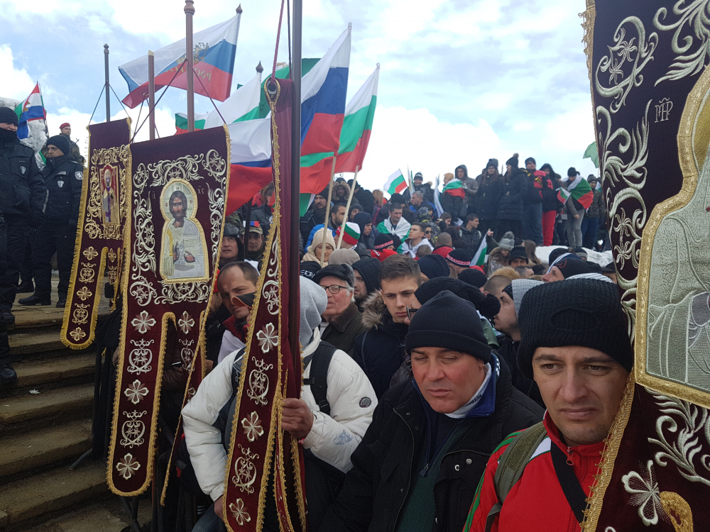 3-ТИ МАРТ ОТВИСОКО: Хиляди изкачиха връх Шипка (ВЪЛНУВАЩО ВИДЕО/СНИМКИ)