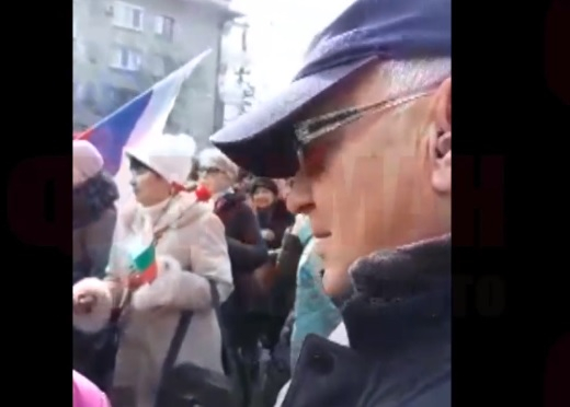 Екшън на празника в Бургас! Руснаци едва не се сбиха заради флага на ЕС (ВИДЕО)