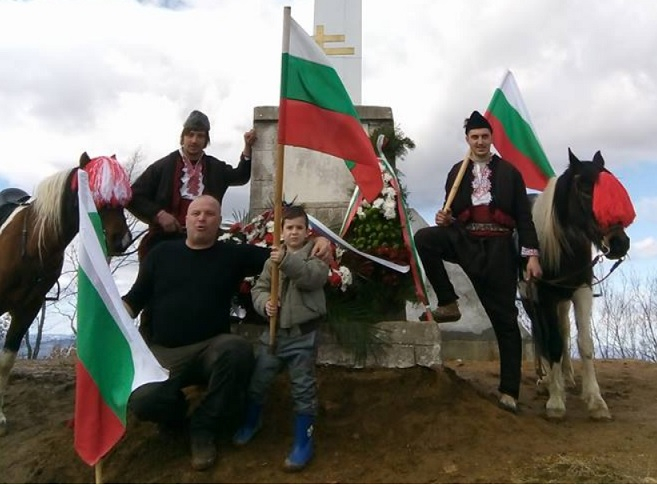 До тук е България! На мястото, където преди 140 години руски майор побива меч в земята, симитличани осветиха днес 22-метров кръст (СНИМКИ)