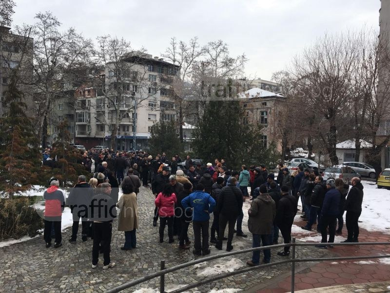 Напрежението расте! Над 200 души протестират в защита на лекаря, убил Жоро Плъха (СНИМКИ)