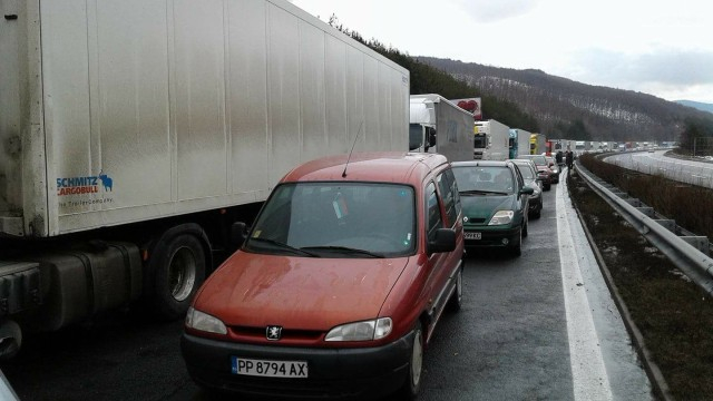 Шофьорите на АМ "Тракия" с опънати до краен предел нерви заради ТИР