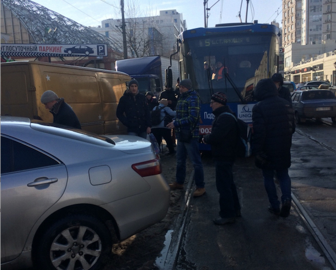 Без да му мислят! Пътници с голи ръце преместиха кола от релсите (СНИМКА)