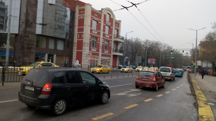 Първо в БЛИЦ! Над 1000 души се бунтуват заради д-р Димитров, крясъци и клаксони огласиха Пловдив! 