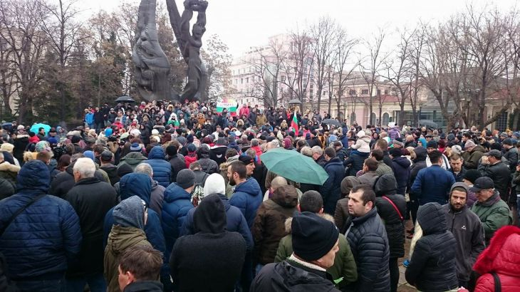 Разгневена хилядна тълпа обгради сградата на прокуратурата в Пловдив!(СНИМКИ)