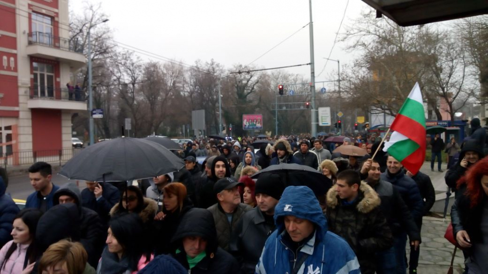 БЛИЦ TV: Хиляди на протеста в Пловдив, скандираха свобода за д-р Димитров (СНИМКИ)