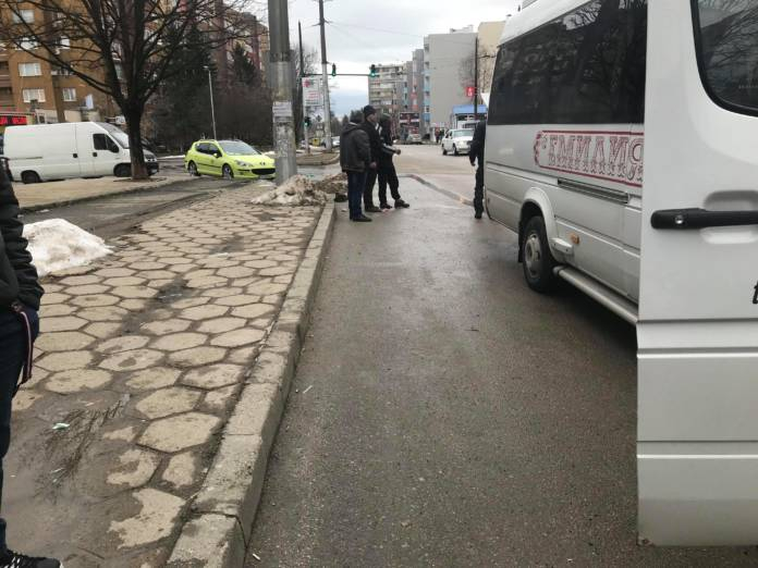 Пиян пътник бесня в казанлъшка маршрутка, но шофьорът се ядоса и стана страшно