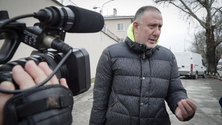 Първи СНИМКИ: Д-р Иван Димитров излезе на свобода и през сълзи захапа цигара, наръган е на 2 места от Плъха