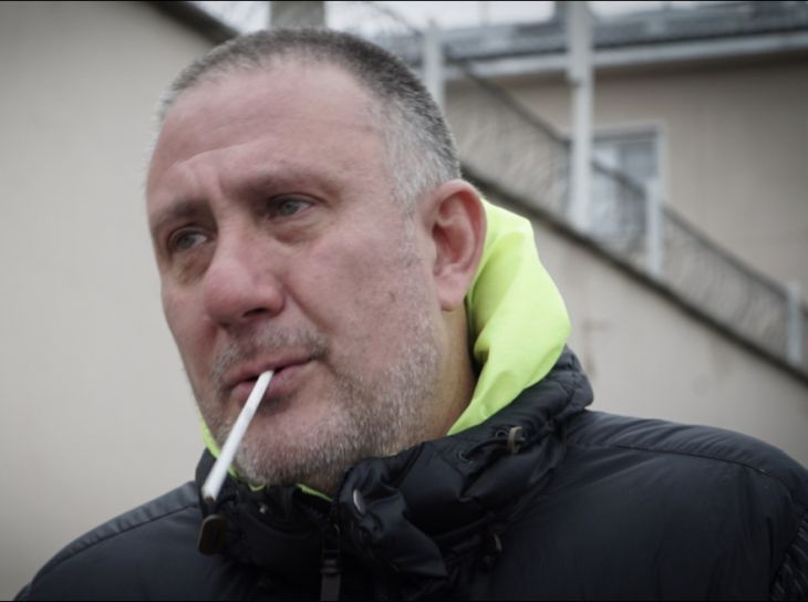 Първи СНИМКИ: Д-р Иван Димитров излезе на свобода и през сълзи захапа цигара, наръган е на 2 места от Плъха