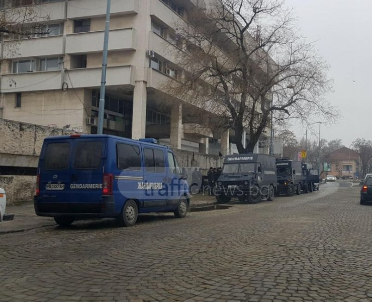 В Пловдив става напечено: Почерня от тежковъоръжени жандармеристи - чакат нов протест! (СНИМКИ)