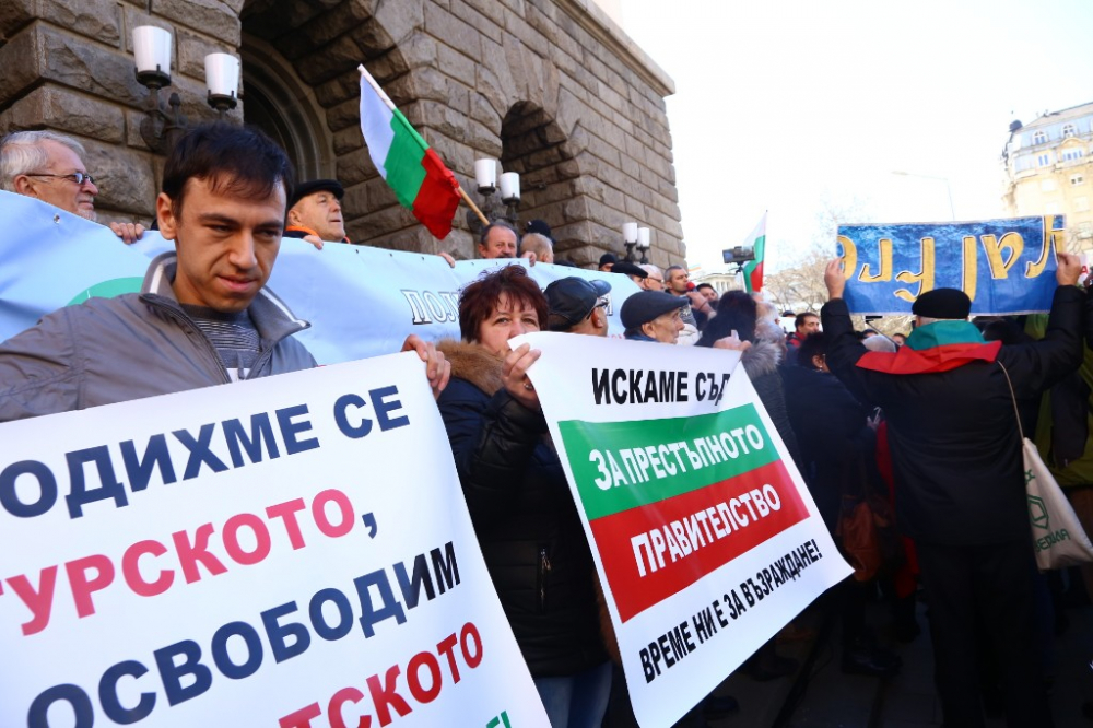 Нинова застана начело на протеста срещу сделката с ЧЕЗ (СНИМКИ)