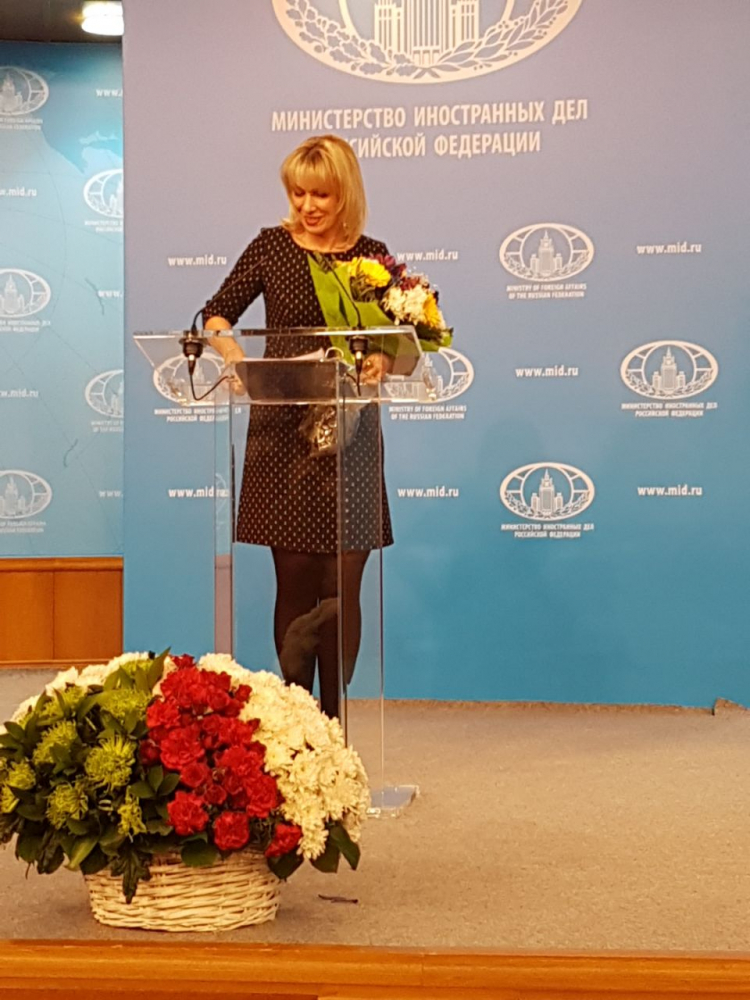Борис Анзов подари огромна икона и кошница с цветя на говорителката на руското външно министерство (СНИМКИ)