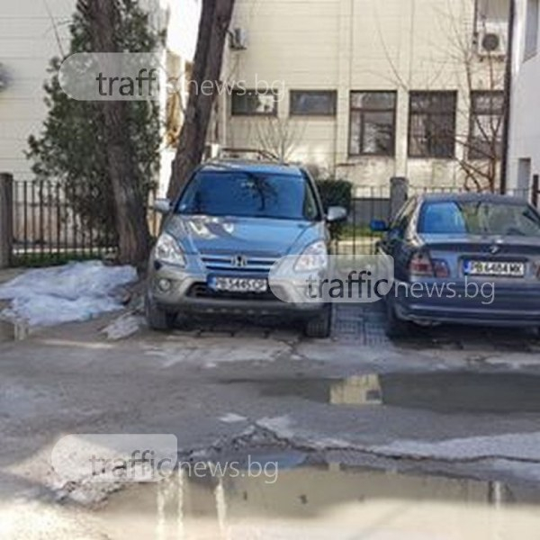 Найлонът, покривал тялото на Жоро Плъха, все още е зад Областна управа в Пловдив (СНИМКИ)