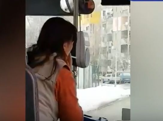 В градския транспорт на Пловдив кондукторка работи, та пушек се вдига. Буквално! (ВИДЕО)