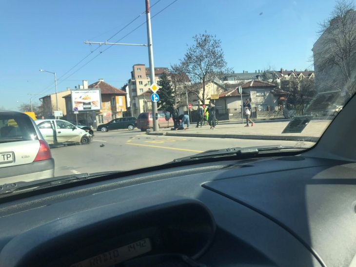 Сигнал до БЛИЦ! Жестоко меле на бул. "Сливница", окървавени хора лежат на платното! (СНИМКИ)