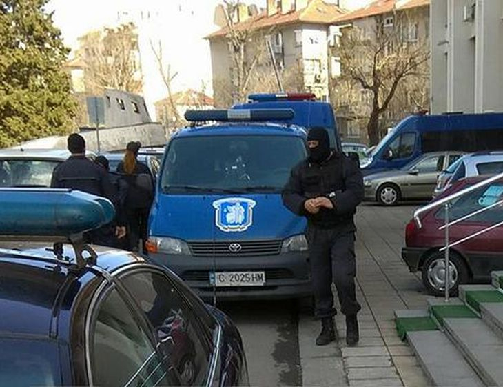 Босът на "Килърите", обкръжен от 15 тежковъоръжени ченгета, влезе в Съдебната палата в Бургас