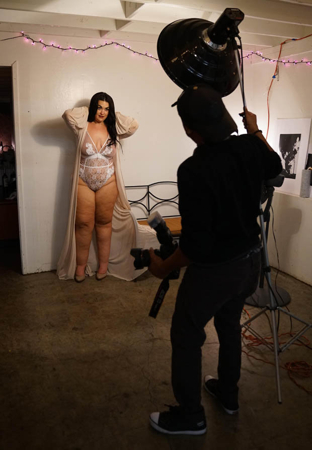 Plus size мацка по бельо: Дебелите ми крака не ме спират да съм секси (СНИМКИ/ВИДЕО 18+)