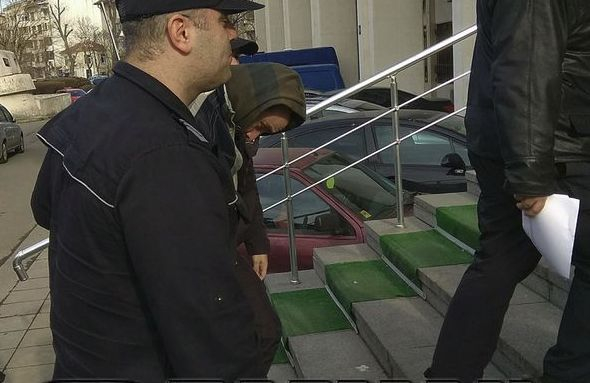 Мариан, убил с нечувана жестокост родната си майка,  влезе засрамен в бургаския съд