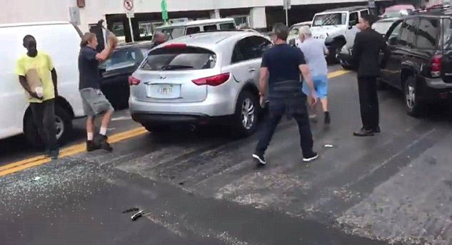 Очевидец се нахвърли с чук спрямо шофьор, който смачка няколко коли и искаше да избяга (СНИМКИ/ВИДЕО)