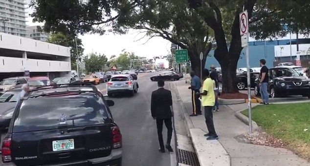 Очевидец се нахвърли с чук спрямо шофьор, който смачка няколко коли и искаше да избяга (СНИМКИ/ВИДЕО)