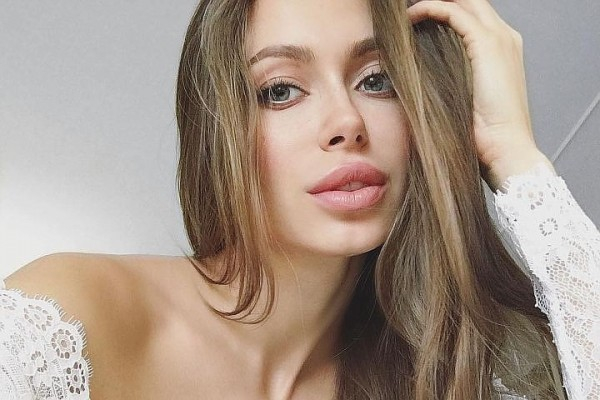 Руската Анджелина Джоли покори мрежата със СНИМКА на разкошния си бюст
