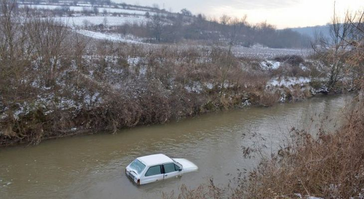 Голф със свирепа каскада литна в река Места и уби шофьора 
