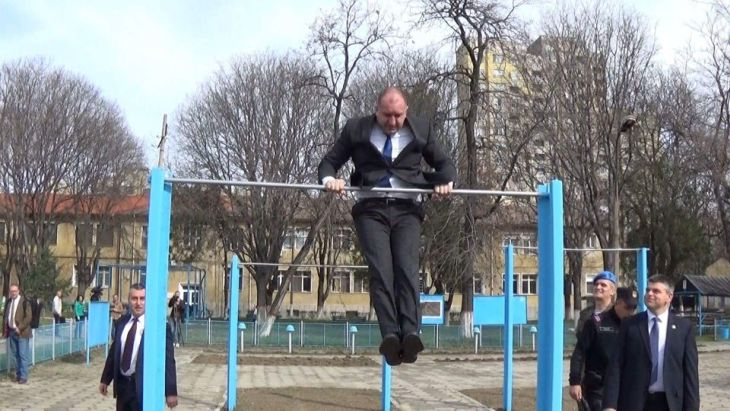 Зрелищни СНИМКИ и ВИДЕО: Президентът Радев изуми командосите в Пловдив с атлетично изпълнение в костюм на висилката (СНИМКИ/ВИДЕО)