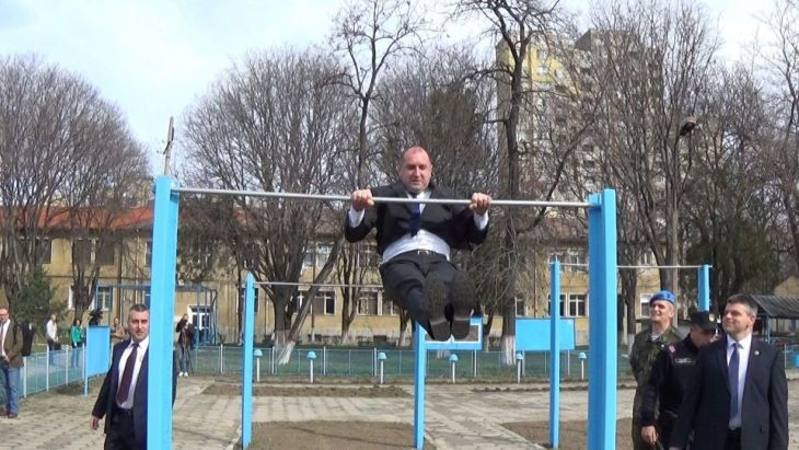 Зрелищни СНИМКИ и ВИДЕО: Президентът Радев изуми командосите в Пловдив с атлетично изпълнение в костюм на висилката (СНИМКИ/ВИДЕО)