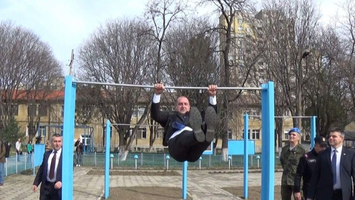 Зрелищни СНИМКИ и ВИДЕО: Президентът Радев изуми командосите в Пловдив с атлетично изпълнение в костюм на висилката (СНИМКИ/ВИДЕО)