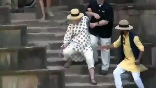 Хилари Клинтън щеше да се пребие на два пъти в Индия (СНИМКИ/ВИДЕО)