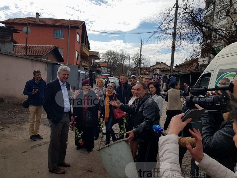 Позорна картинка! Швейцарски посланици влязоха в „Столипиново“ – изсипаха им кофа с боклуци в краката (СНИМКИ)