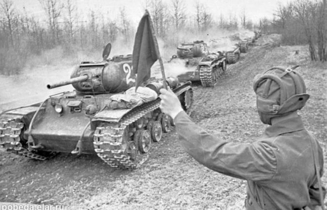 Разтърсващата история на Саша Мъжкараната, която години наред се преструвала на мъж, за да кара танк (СНИМКИ)