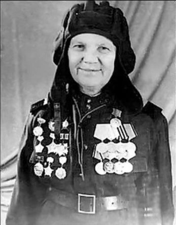 Разтърсващата история на Саша Мъжкараната, която години наред се преструвала на мъж, за да кара танк (СНИМКИ)