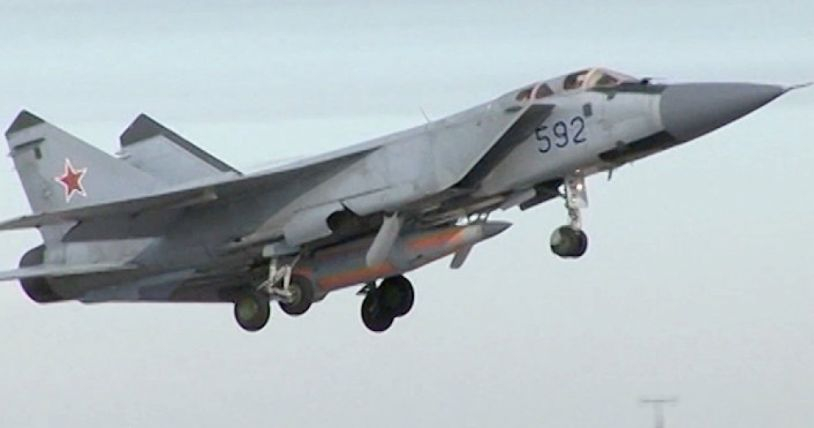 Руски изтребител МиГ-31 пресреща разузнавателен самолет на САЩ и го...
