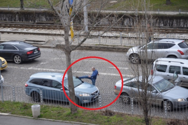 Първо в БЛИЦ! Грозен и долен мутренски екшън на столичния бул. "Цар Борис III"! (СНИМКИ)
