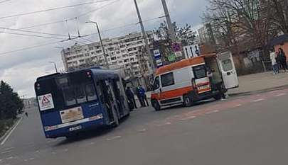 Нов ужас в Бургас! Автобус блъсна жена в "Меден рудник", състоянието й е тежко (СНИМКИ)