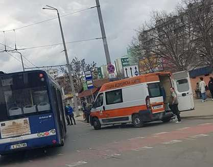 Нов ужас в Бургас! Автобус блъсна жена в "Меден рудник", състоянието й е тежко (СНИМКИ)