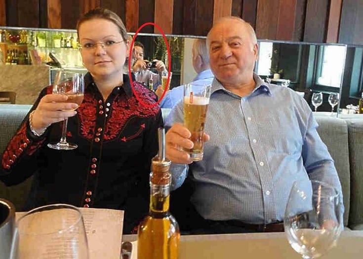 Сензационно в БЛИЦ! Вижда ли се на тази СНИМКА човекът, отровил Скрипал и дъщеря му? Търси се третият...