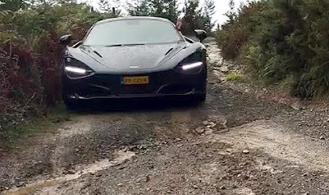 Вижте как McLaren 720S гази черен път (ВИДЕО)