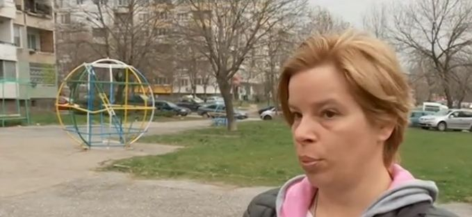 Шокираща агресия в училище! Даскалка блъскала главата на дете в чин