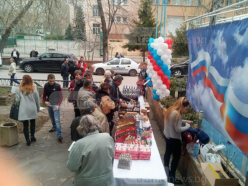 Гласуването на руснаците в Пловдив: Бюлетината се пуска, а след това се полива с водка и се мези със сельодка (СНИМКИ)
