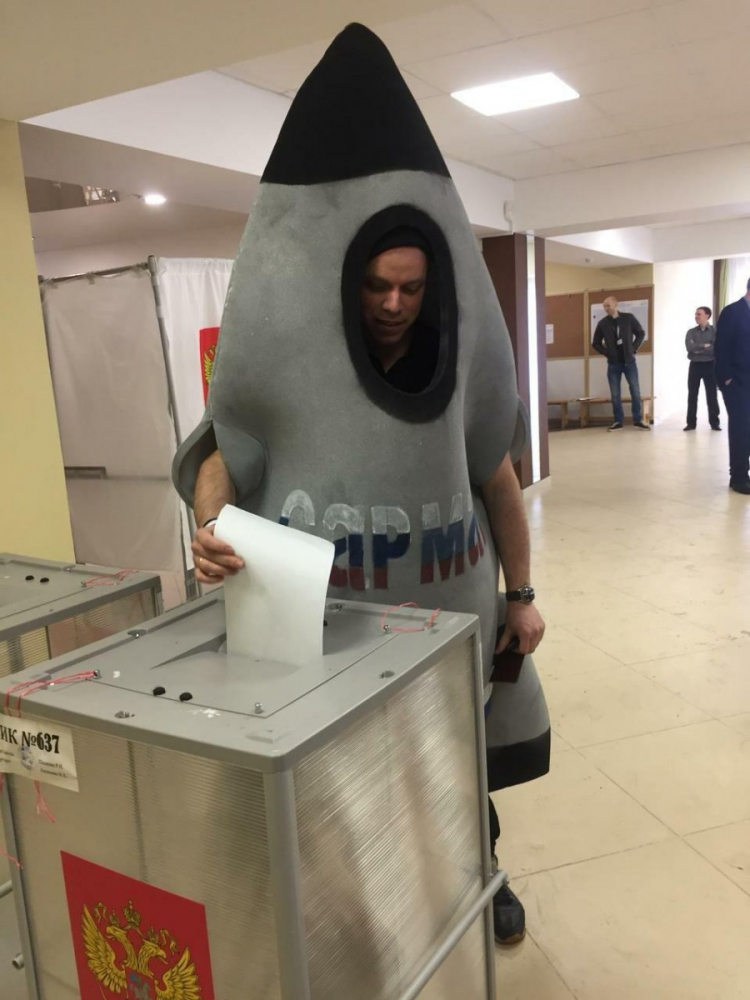 Голи олимпийци, мечки, рицари и ракети: кой отиде до урните в Русия (СНИМКИ/ВИДЕО) 