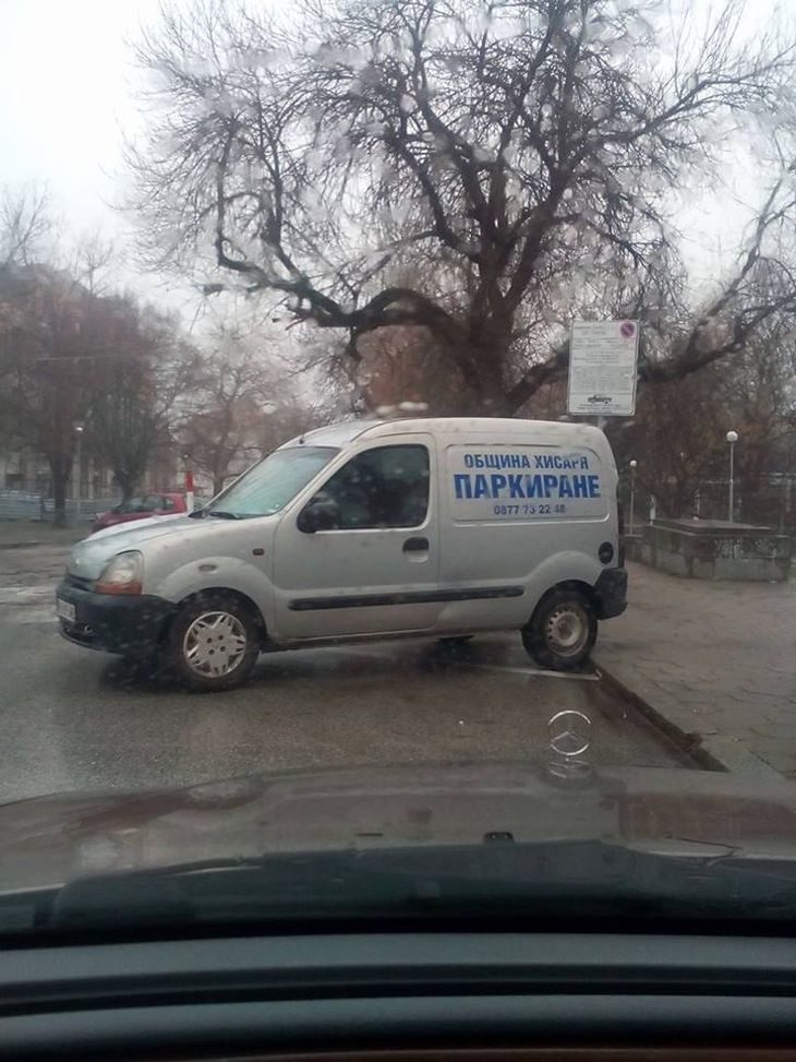 Пипнаха го! Заковаха шефът на звено „Платено паркиране“ в Хисар, оплел се е в страшна схема
