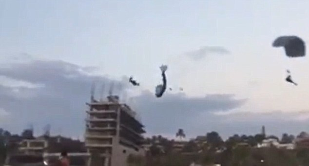 Ужасени очевидци запечатаха на ВИДЕО смъртоносното падане на туристка след сблъсък с друг парашут (СНИМКИ)