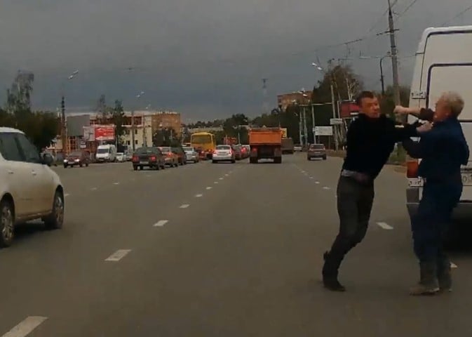 Екшън на Сточна гара, меле между сотаджии и мъжаги от БМВ!