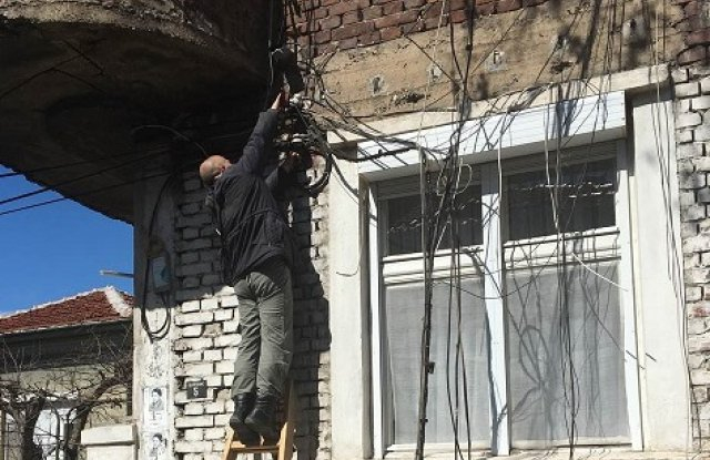 Оператори превърнаха къщата на пловдивчанин в гара разпределителна, но той им даде добър урок