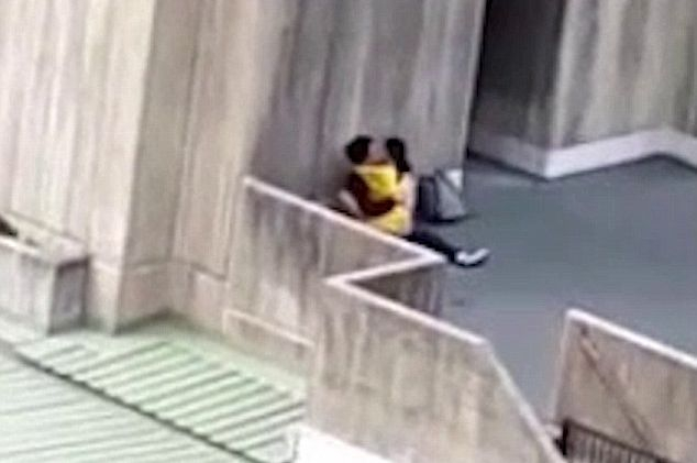 Двойка студенти бяха запечатани на ВИДЕО 18+ как правят секс посред бял ден до стената на университетско общежитие (СНИМКИ 18+)