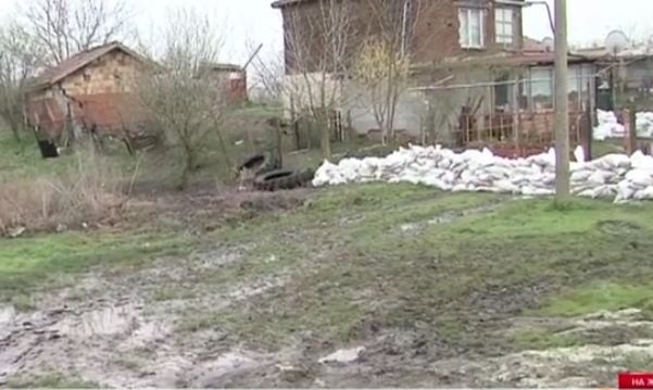 В село Сърнево са готови за евакуация във всеки момент – река Русокастро се разля