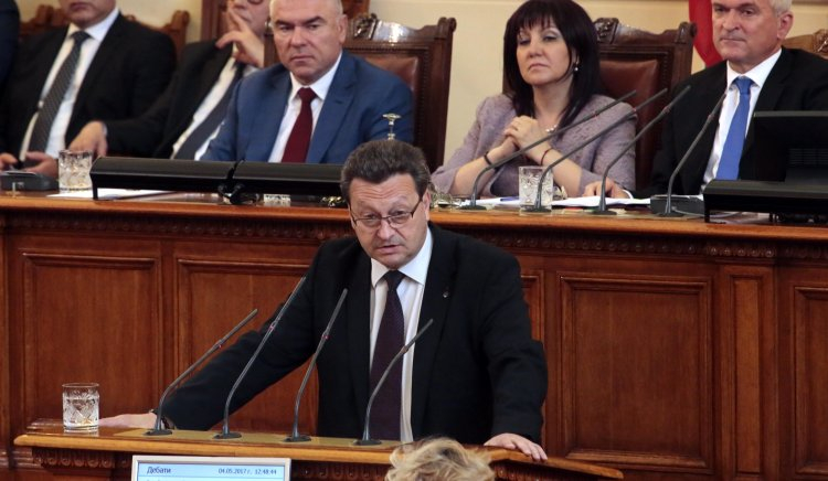 В парламента се хванаха за гушите заради "идиотите" на Таско Ерменков